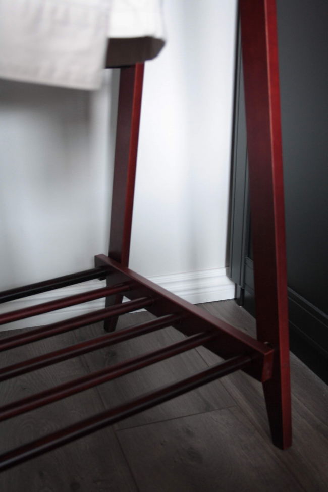 Wieszak na ubrania z półką na buty 'Confident' - Orzech