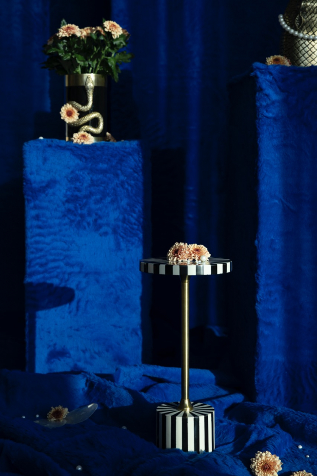 Stolik boczny 'Strike Lucky' - Czarny/Biały