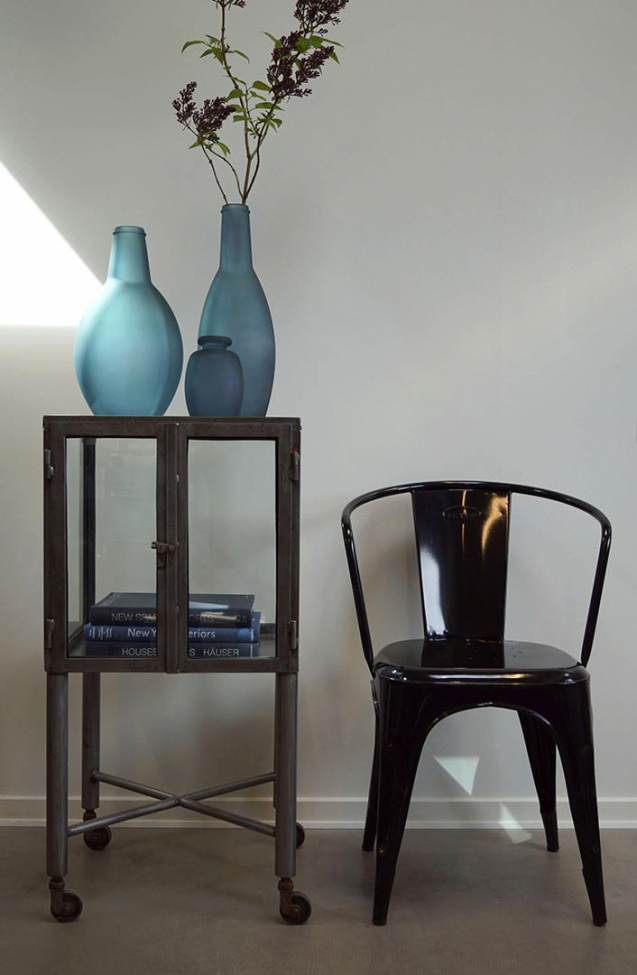 Lada barowa 'Thomson' - Czarna