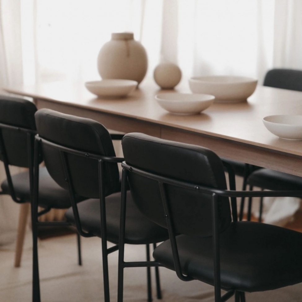 Fotel z podłokietnikami 'Ebba' - Czarny